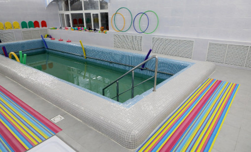 Поручни из нержавеющей стали для бассейна от компании "ЭлитСтиль"