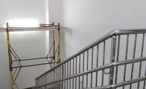 Ограждение лестницы с тремя дополнительными поручнями стали (AISI201)